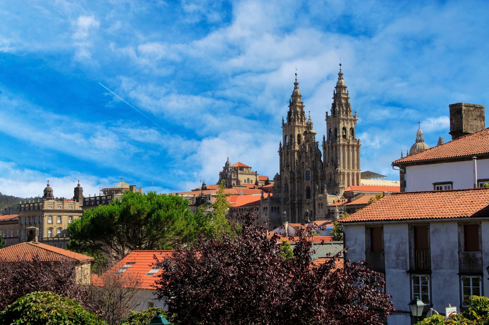 Vista de Santiago de Compostela con la catedral bajo un cielo azul