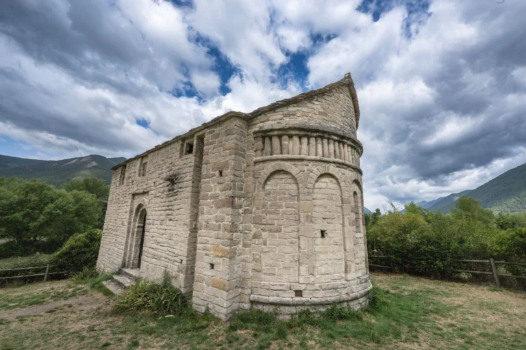 Iglesia románica de piedra en el norte de España, el estilo arquitectónico que domina el paisaje de la provincia de Palencia
