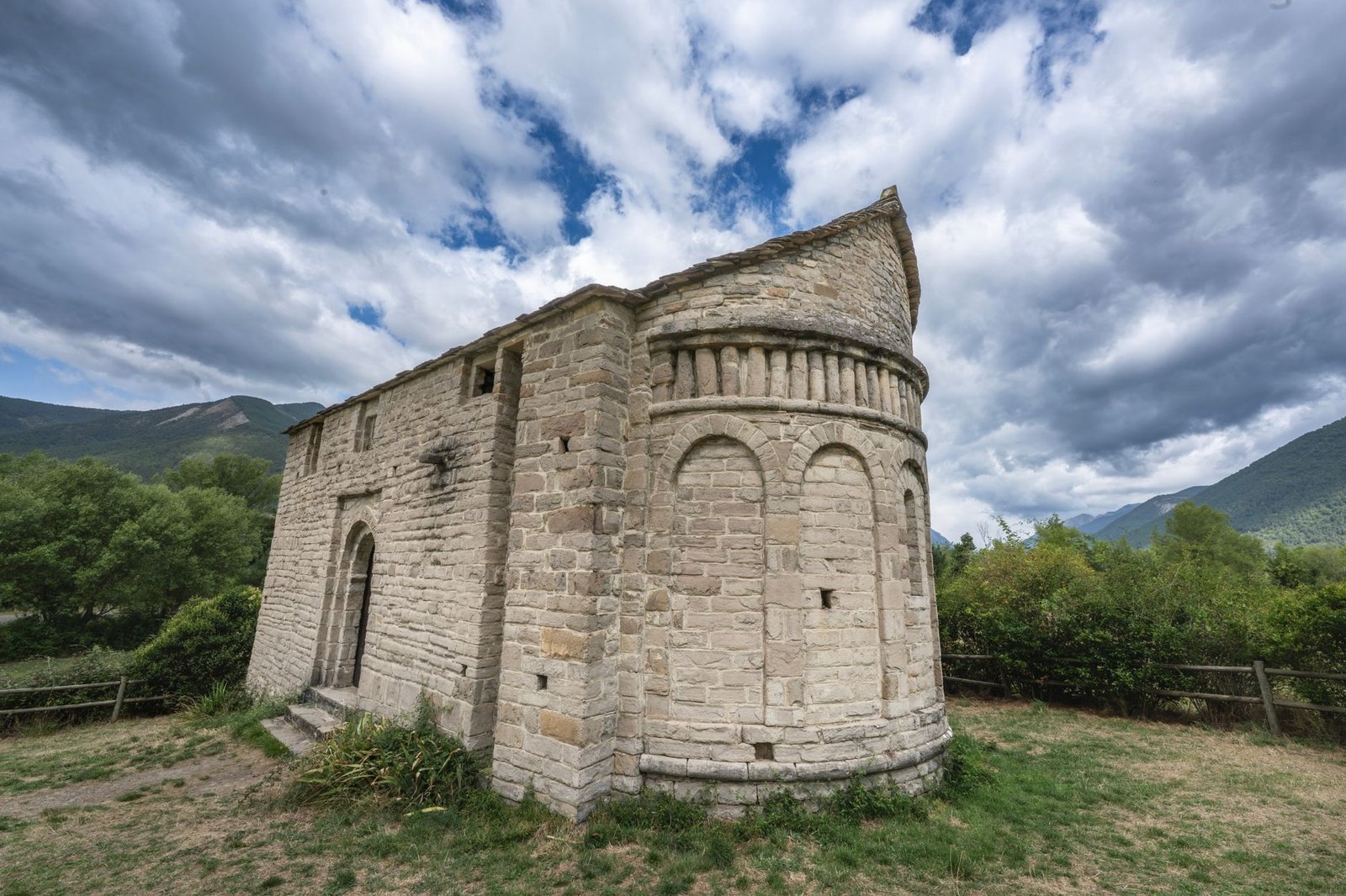 Iglesia románica de piedra en el norte de España, el estilo arquitectónico que domina el paisaje de la provincia de Palencia