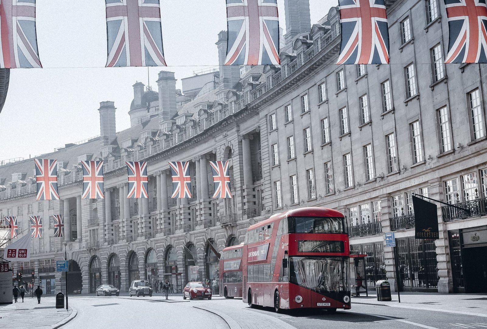Autobús rojo de dos pisos circulando por una calle del centro de Londres