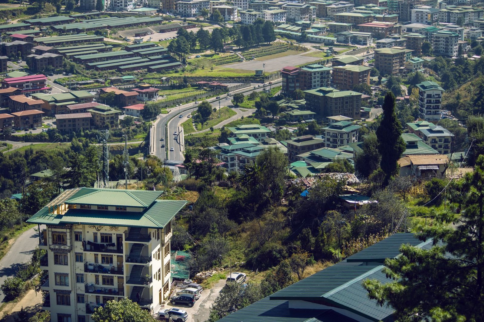 Vista aérea de Thimphu, la capital de Bután, con tejados verdes tradicionales