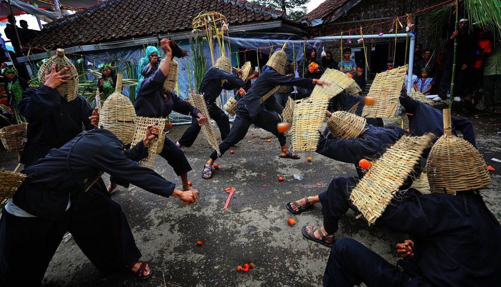 Lucha de tomates entre los participantes de una fiesta popular con lanzamiento de tomates