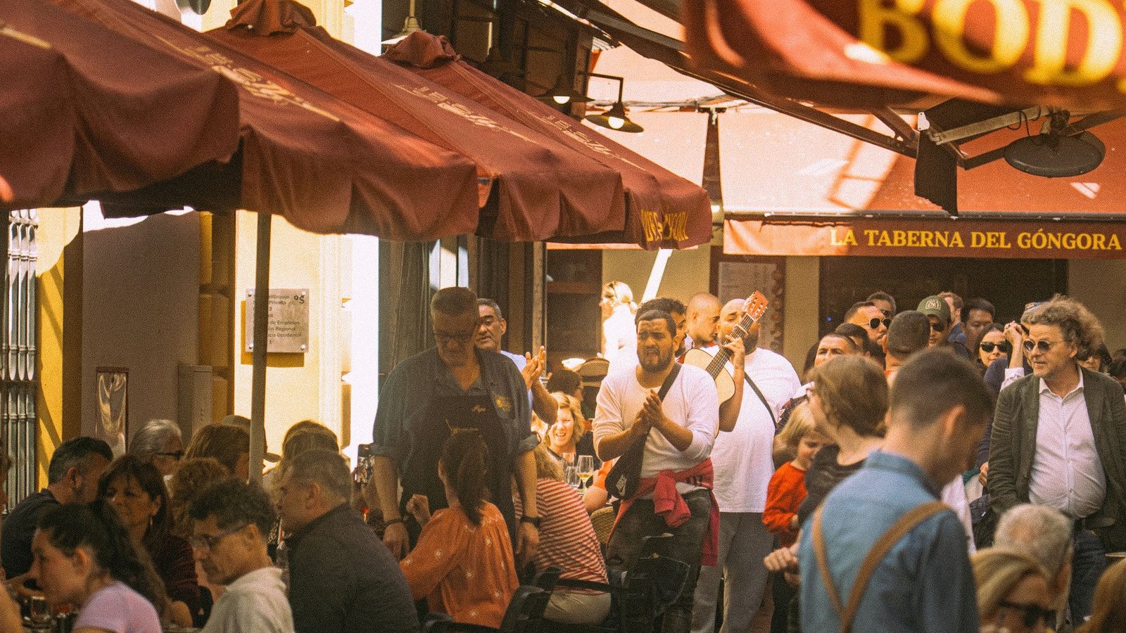 Ambiente de música y casetas durante la Feria de Abril de Sevilla