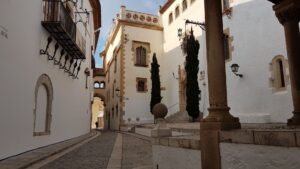 Calle empedrada del casco antiguo de Badajoz con fachadas tradicionales