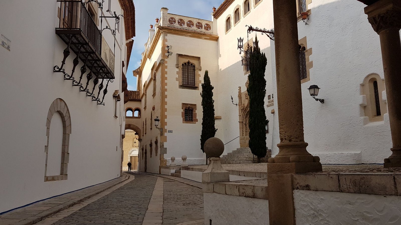 Calle empedrada del casco antiguo de Badajoz con fachadas tradicionales