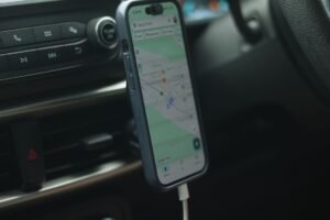 Móvil con aplicación de mapas dentro de un coche