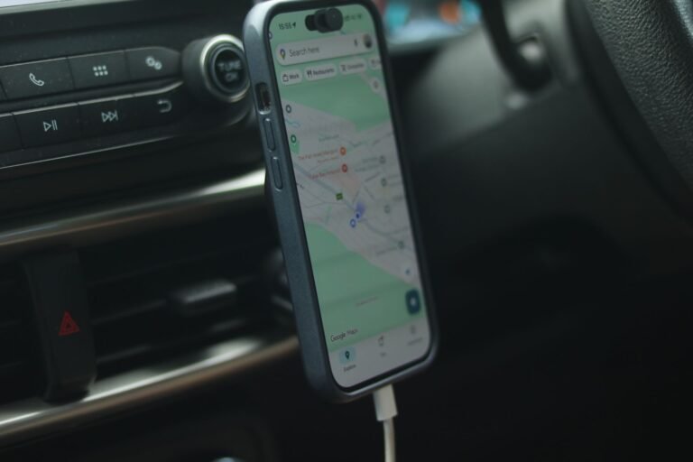 Móvil con aplicación de mapas dentro de un coche