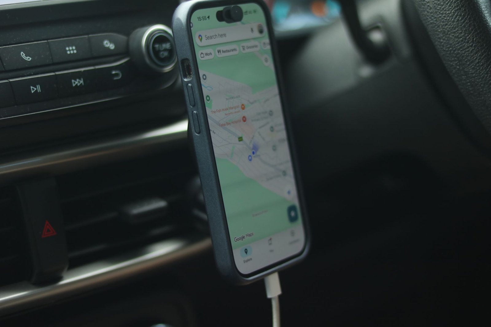 Móvil con aplicación de mapas dentro de un coche