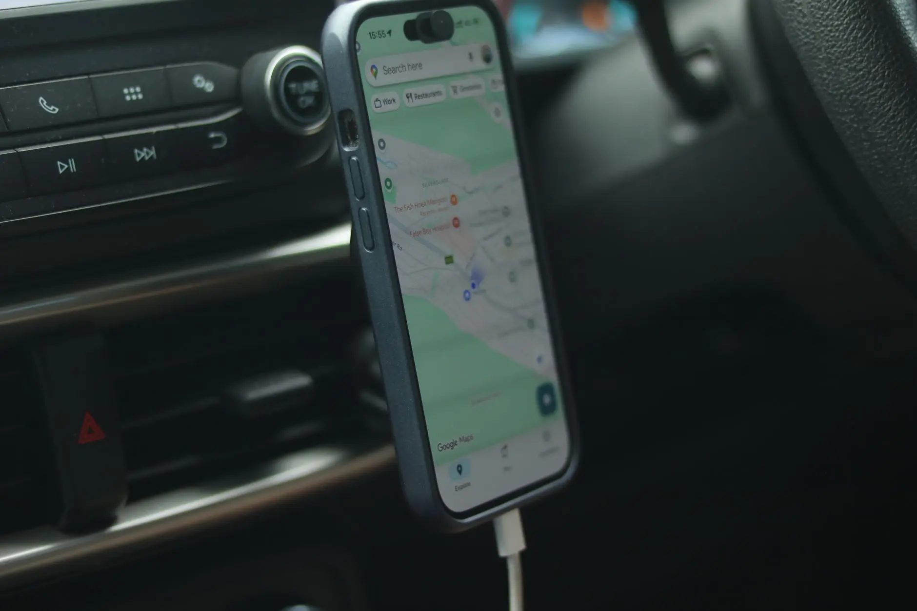 Móvil con aplicación de mapas dentro de un coche
