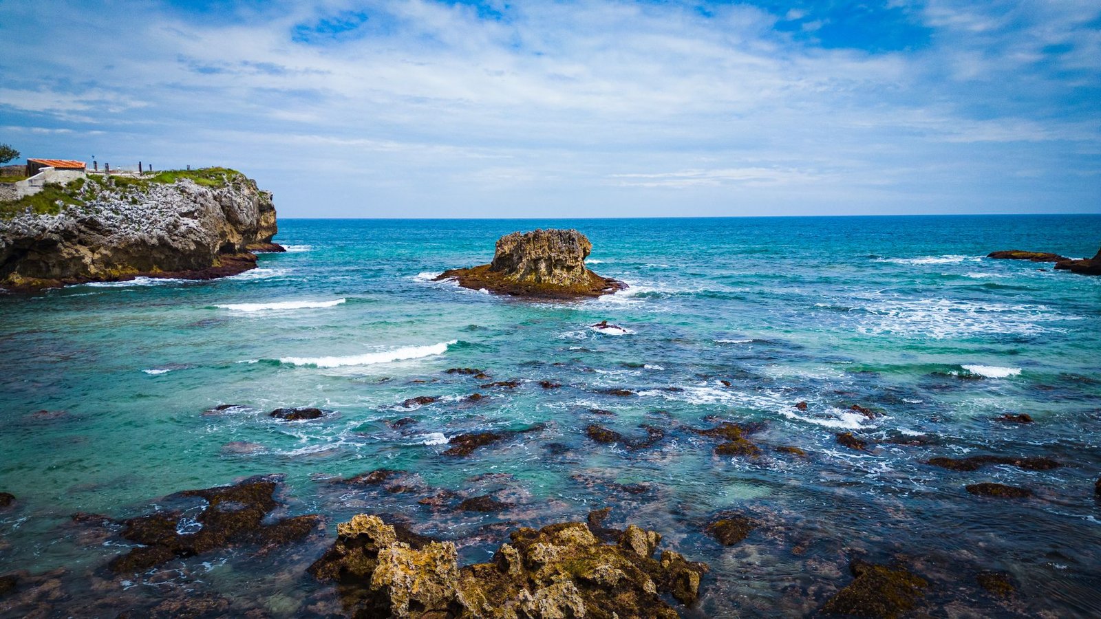 Cala de arena entre acantilados en la costa de Llanes, Asturias