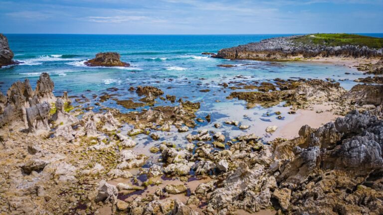Cala de aguas turquesas entre acantilados en la costa de Llanes, Asturias