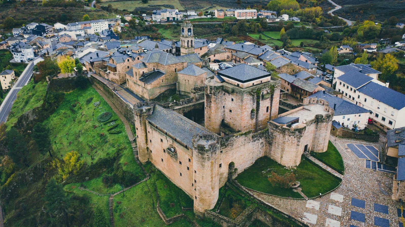 Vista aérea del castillo de Puebla de Sanabria en Zamora