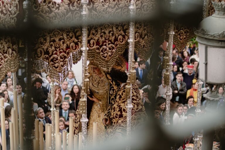 Paso de palio con una imagen de la Virgen durante una procesión de Semana Santa en Sevilla