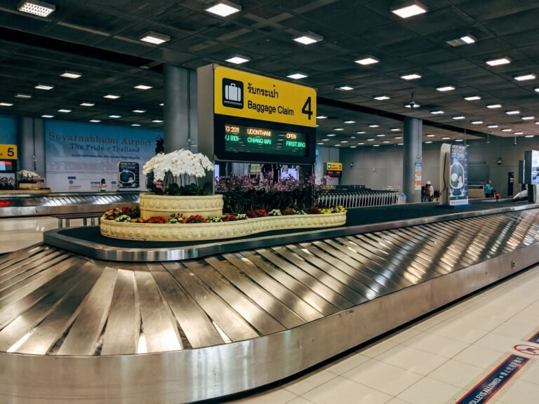 Cinta de recogida de equipaje en un aeropuerto con maletas