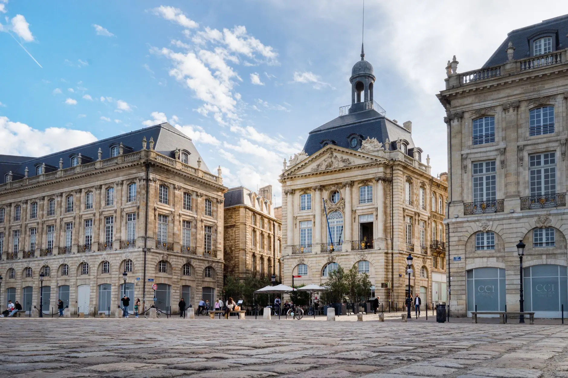 Place de la Bourse y su fachada clasica en el centro historico de Burdeos