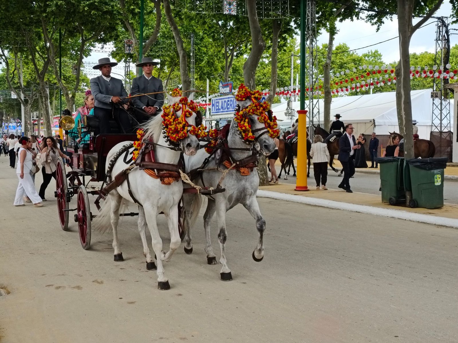 Enganche de caballos en una feria tradicional andaluza