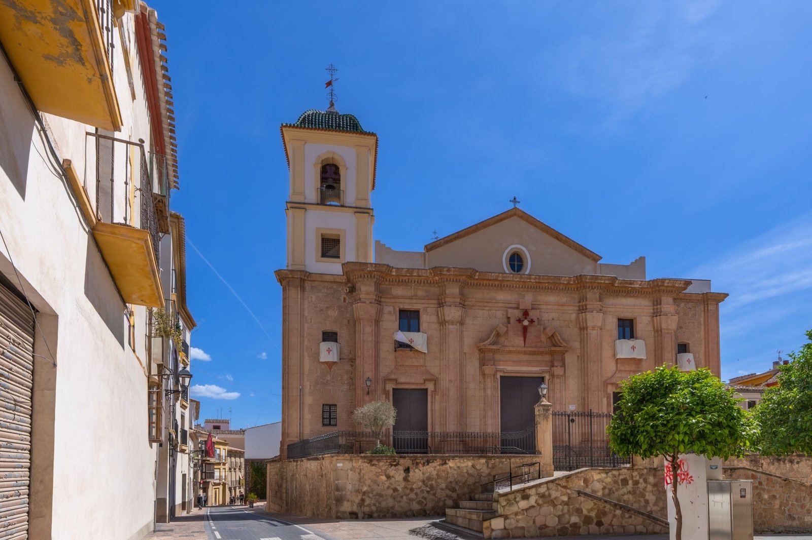 Fachada de piedra de una iglesia medieval de estilo románico