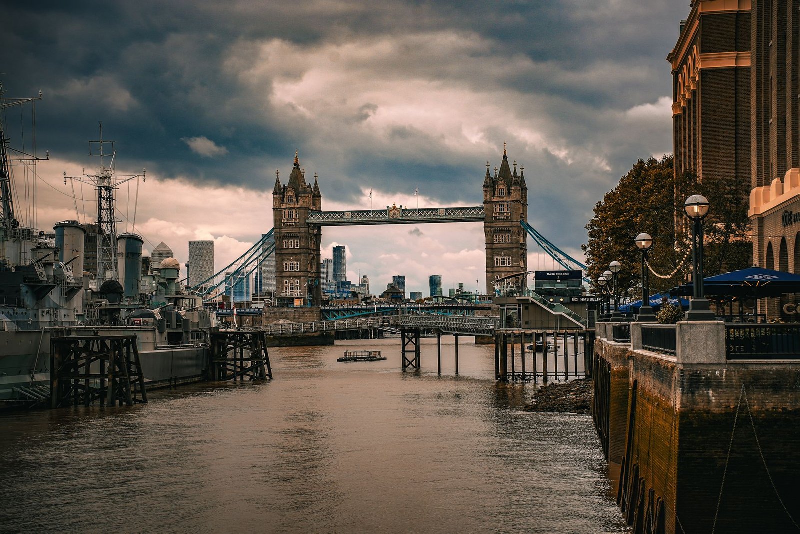 Tower Bridge de Londres bajo un cielo nublado