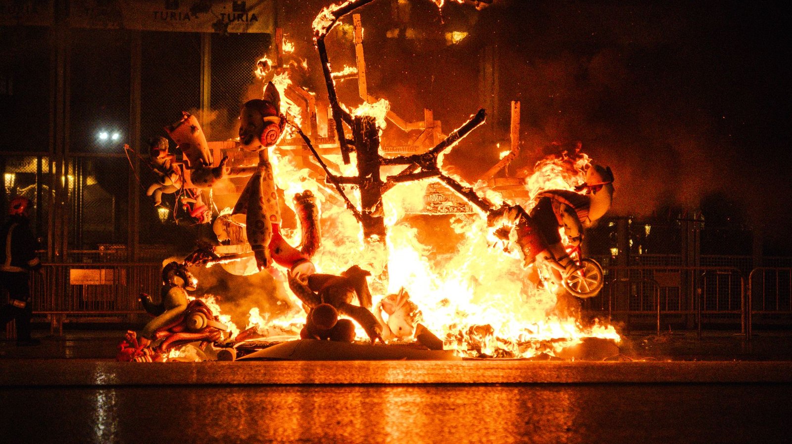 Monumento fallero de cartón y madera ardiendo durante la Cremà en Valencia