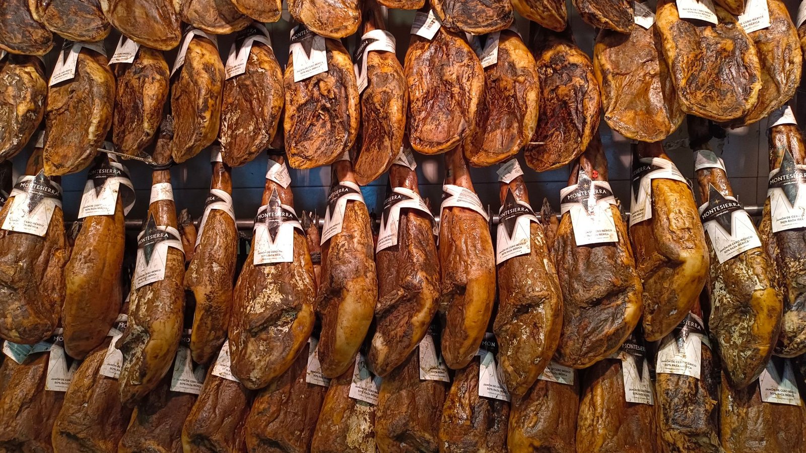 Jamones ibéricos colgados en un secadero tradicional