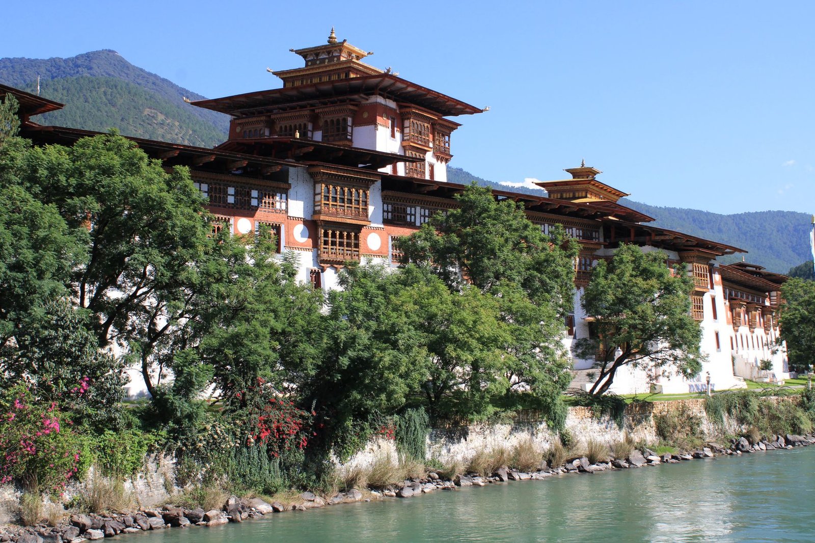 Punakha Dzong junto al río, en la antigua capital de invierno de Bután