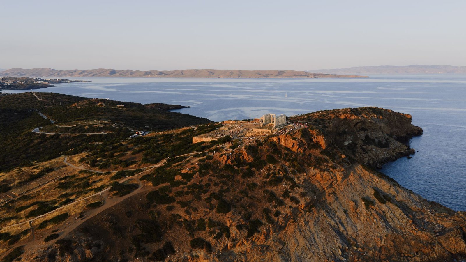El templo de Poseidón en el cabo Sunion al atardecer sobre el mar Egeo