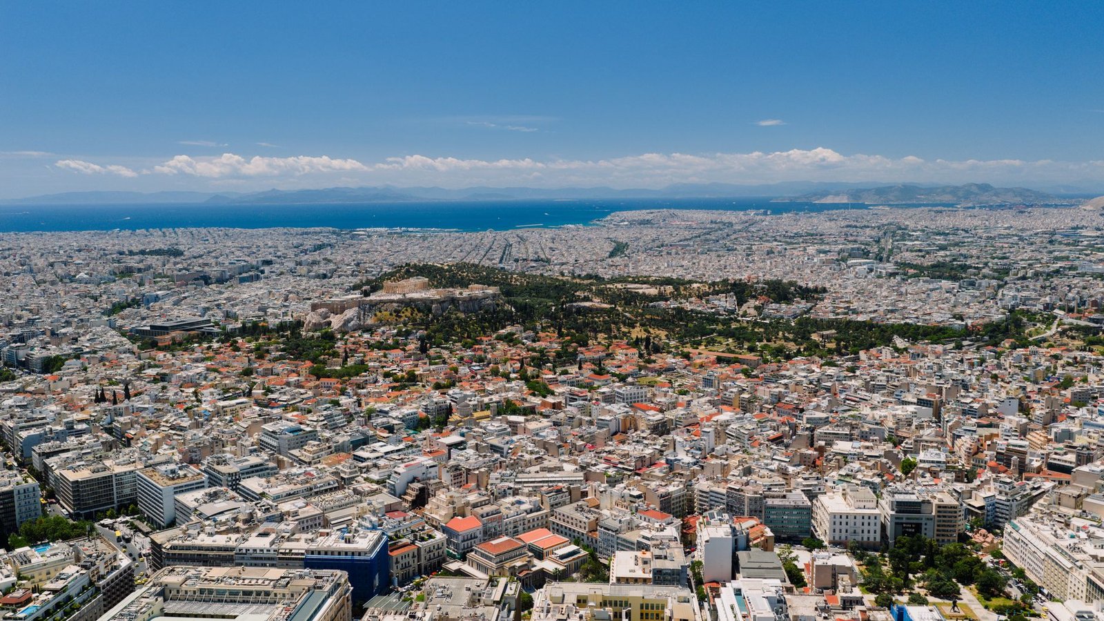 Vista aérea de Atenas con la Acrópolis en medio de la ciudad