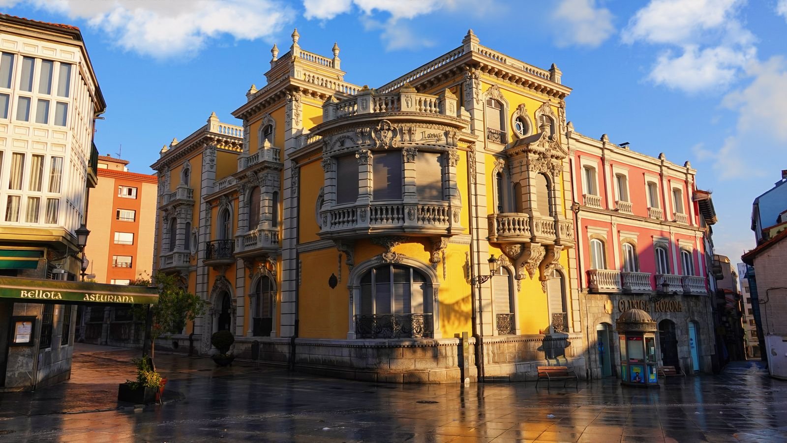 Edificio modernista y plaza en el casco antiguo de Oviedo