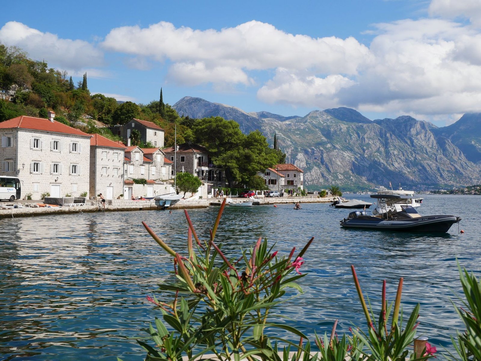Perast y sus barcas frente a la bahía de Kotor, Montenegro
