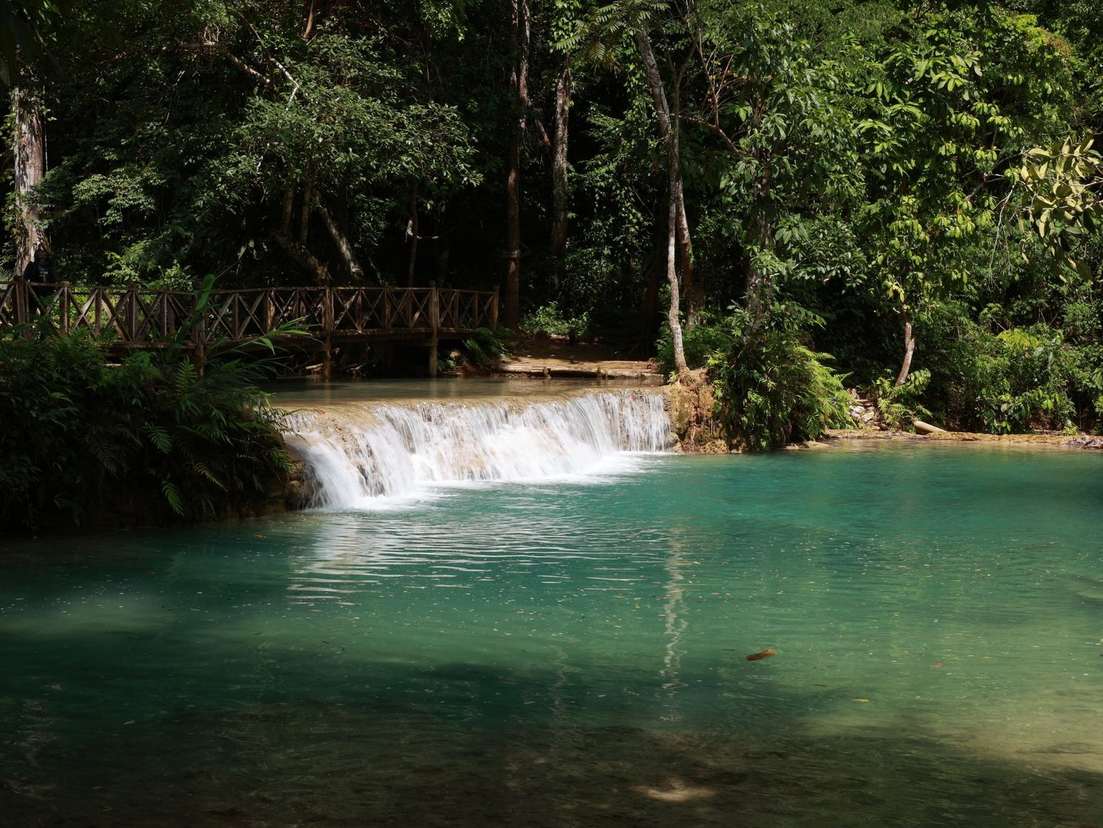 Aguas turquesa de las cascadas de Kuang Si en un bosque frondoso cerca de Luang Prabang