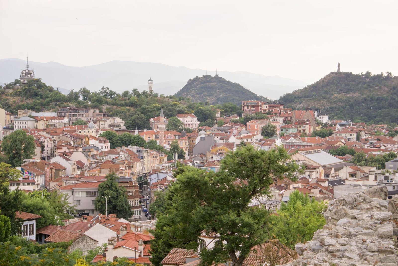 Casco antiguo de Plovdiv con edificios históricos y colinas al fondo