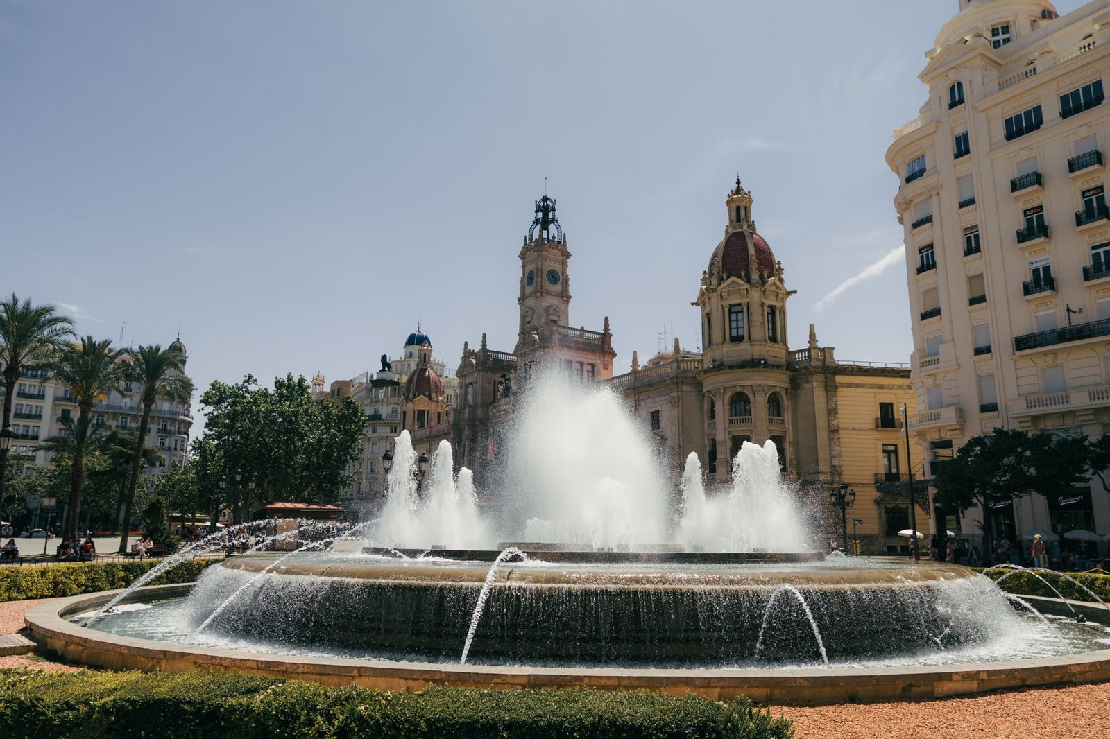 Fuente y edificios históricos de la plaza del Ayuntamiento de Valencia