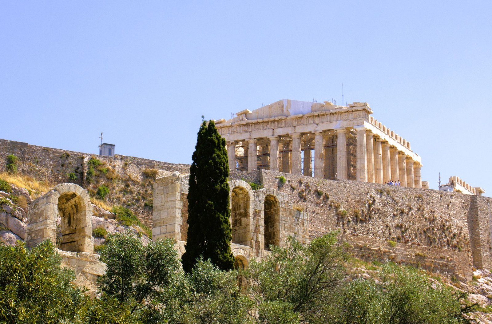 El Partenón sobre la Acrópolis de Atenas, con el cielo despejado
