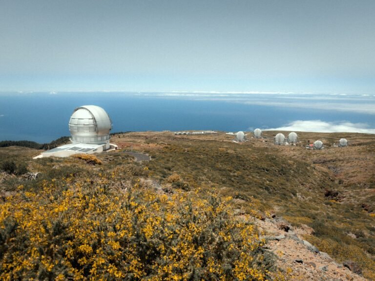 Cúpulas de observatorios astronómicos en La Palma con el océano Atlántico al fondo