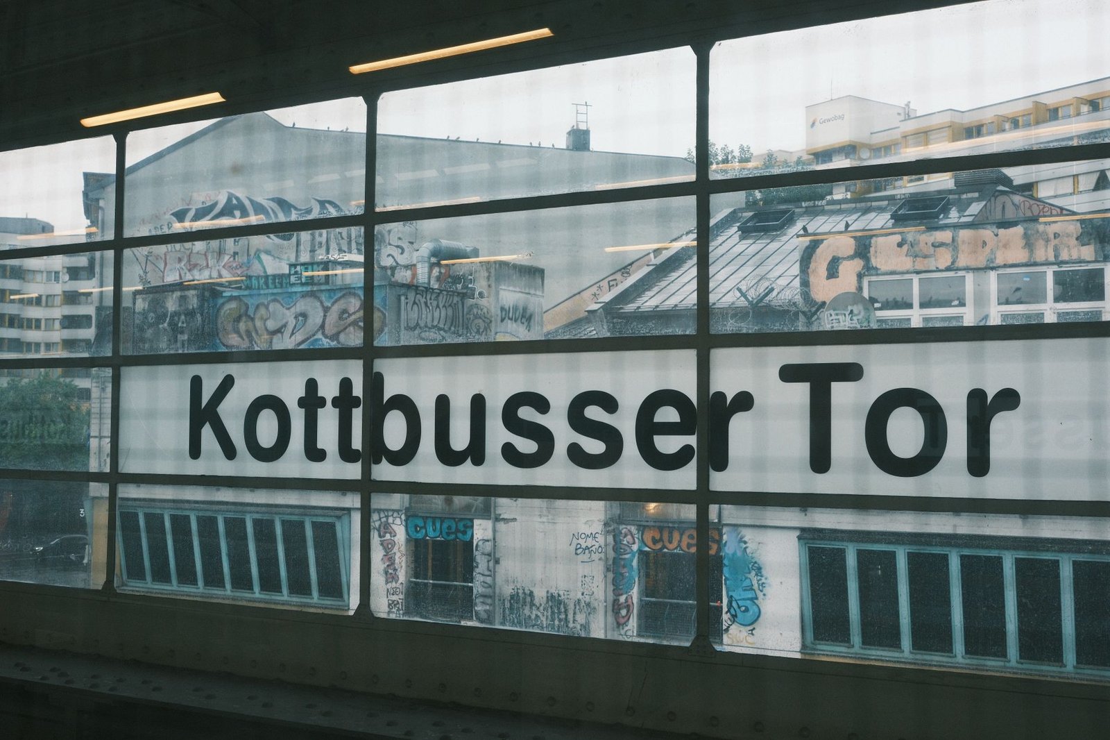 Estación de Kottbusser Tor en Berlín con grafitis en las paredes del barrio de Kreuzberg