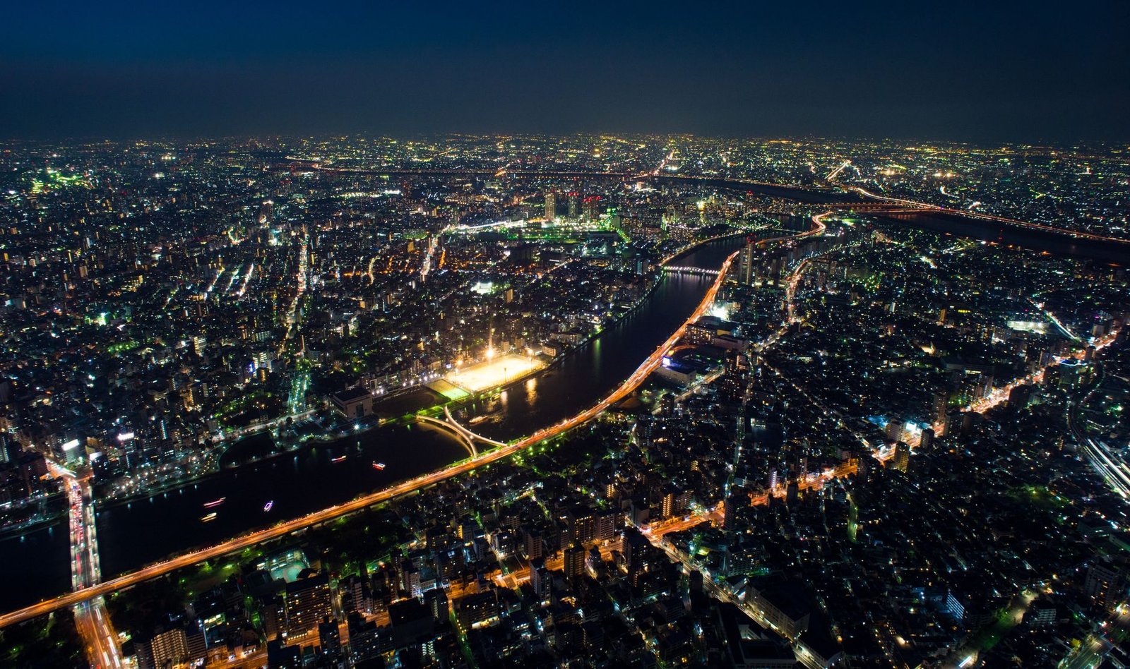 Vista aérea de Shinjuku de noche con los rascacielos iluminados