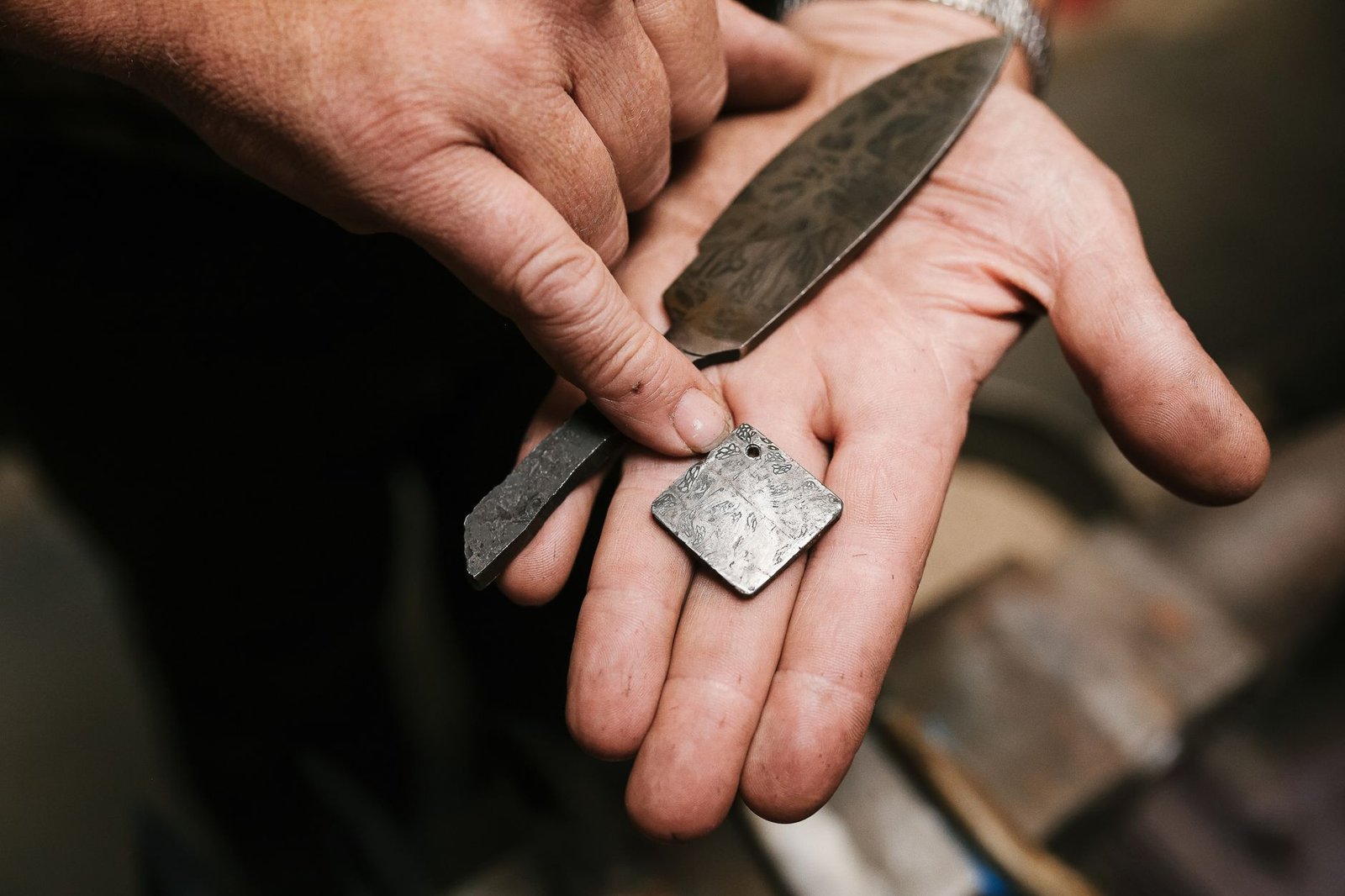 Manos artesanas trabajando una hoja de cuchillo forjada a mano, oficio con siglos de tradición en Albacete