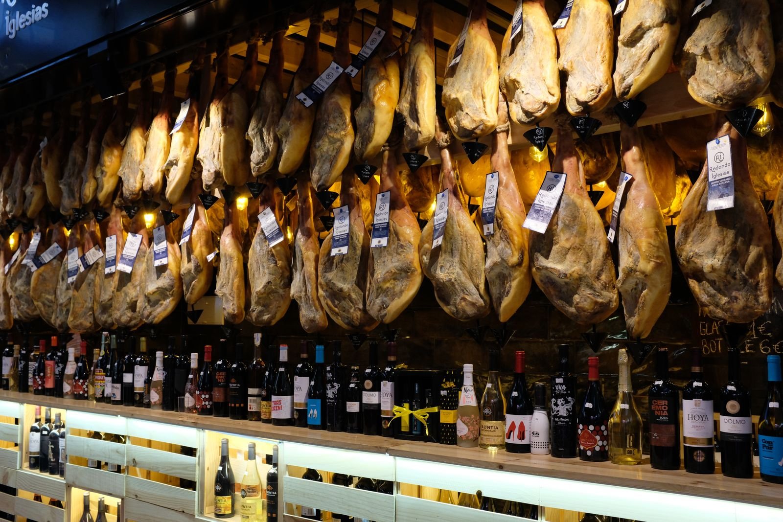 Jamones y embutidos colgados en una tienda de productos asturianos