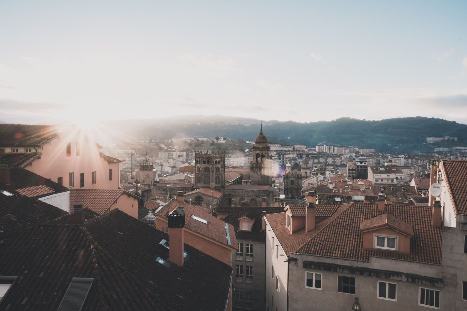 Amanecer sobre los tejados y campanarios del casco histórico de Ourense
