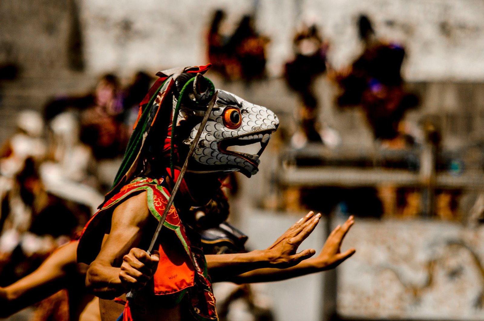 Danza de máscaras tradicional durante un tshechu en Bután