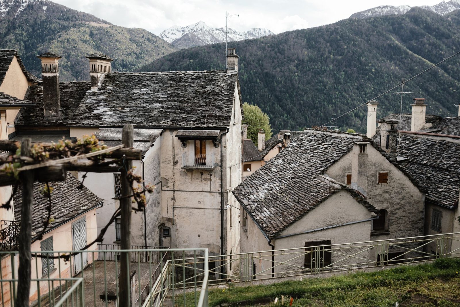 Pueblo de montaña con tejados de pizarra, arquitectura similar a las casas tradicionales aranesas