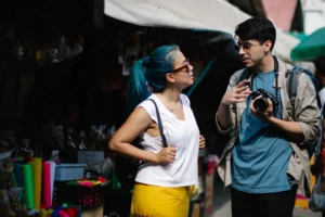 Viajeros conversando con vendedores en un mercado bullicioso en el extranjero