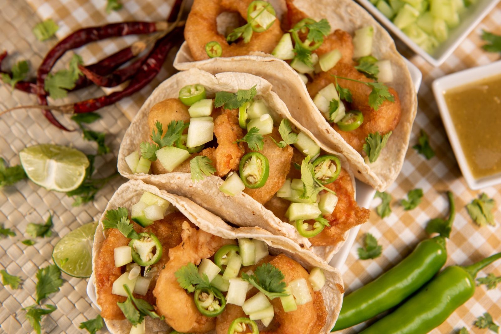 Tacos de pescado al estilo callejero con jalapeños, lima y cilantro