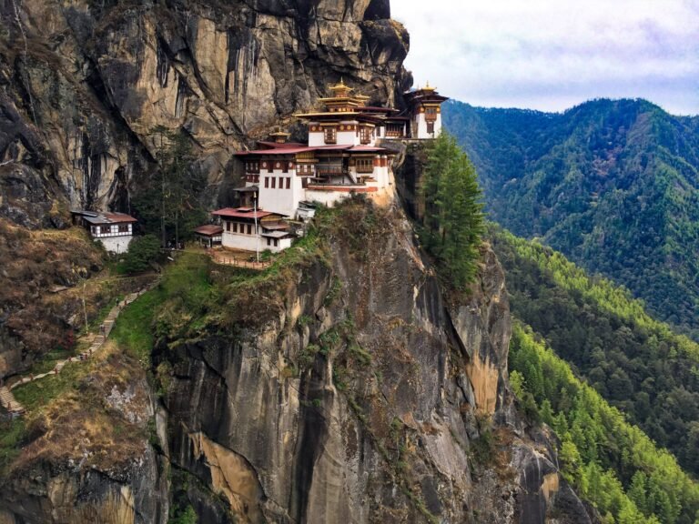 Monasterio del Nido del Tigre, Paro Taktsang, en un acantilado del valle de Paro, Bután