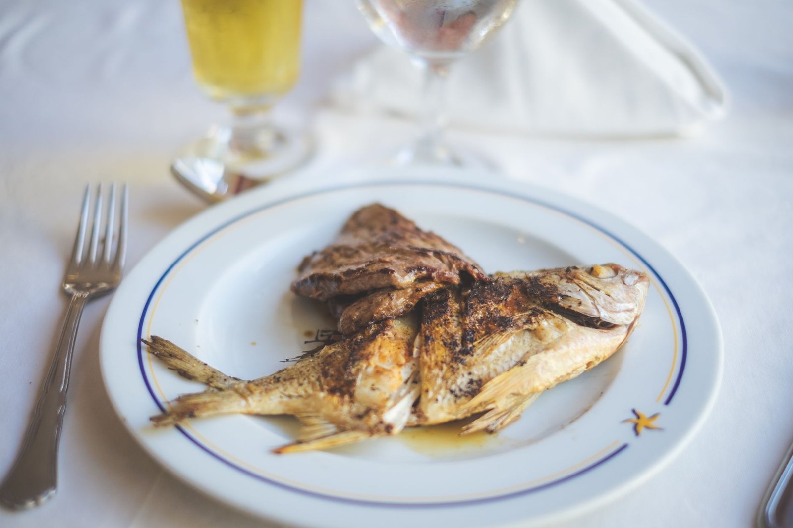 Pescado a la plancha servido con una copa de vino, típico de la gastronomía marinera de Lanzarote