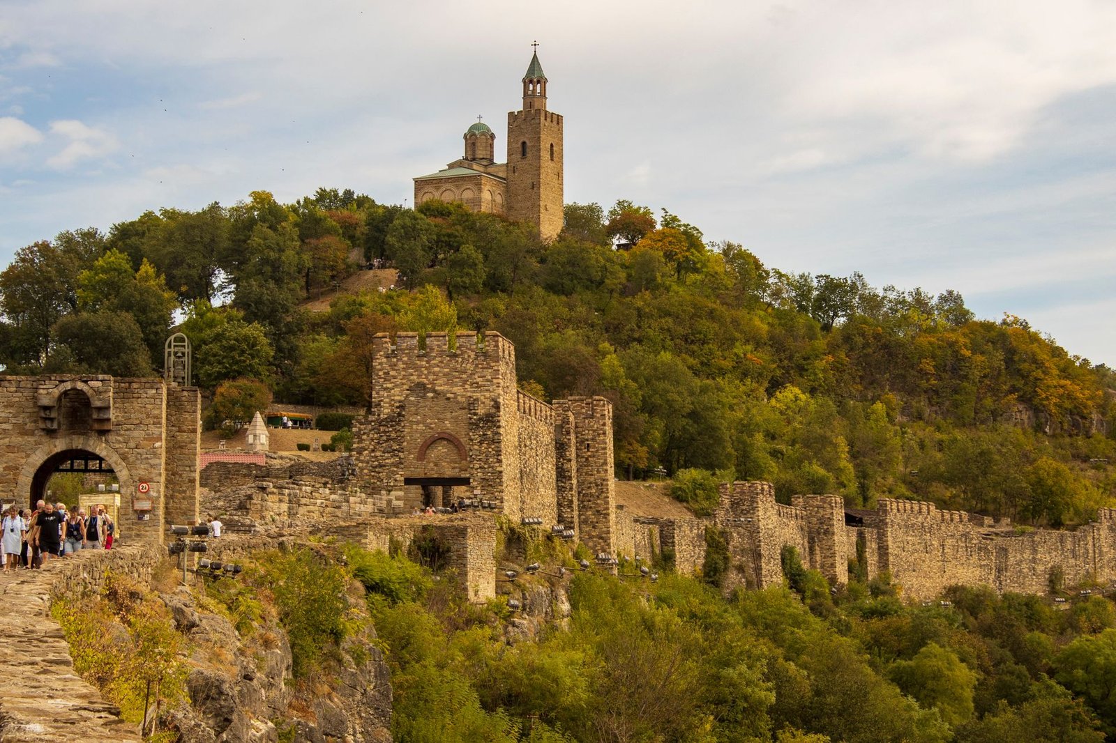 Fortaleza de Tsarevets rodeada de colinas verdes en Veliko Tarnovo