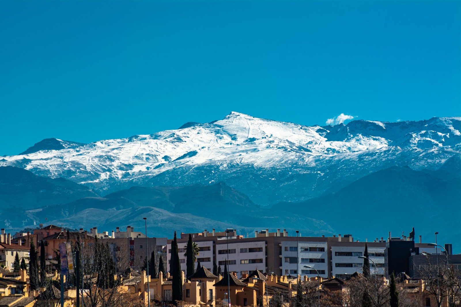 Vista panorámica de Sierra Nevada con nieve sobre la ciudad de Granada