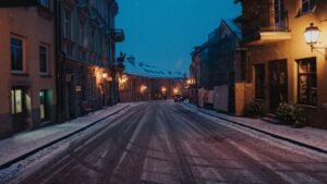 Calle nevada del casco antiguo de Vilna, en Lituania, de noche