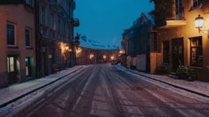 Calle nevada del casco antiguo de Vilna, en Lituania, de noche