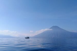 Lago Atitlán y volcán bajo un cielo despejado en Sololá, Guatemala
